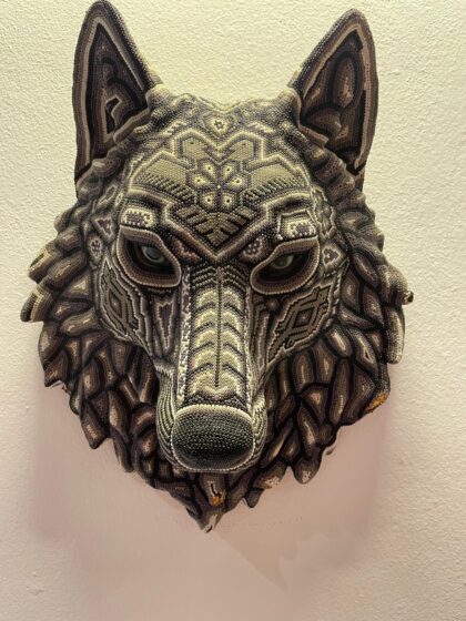 Cabeza de lobo en chaquira